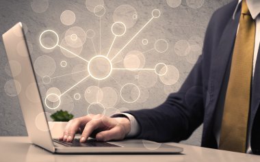 Dizüstü bilgisayarda yazan bilim işçisi