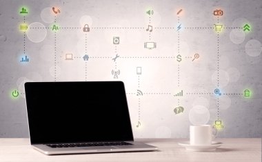Bilgisayarlar ofis masasında ortam simgeleriyle