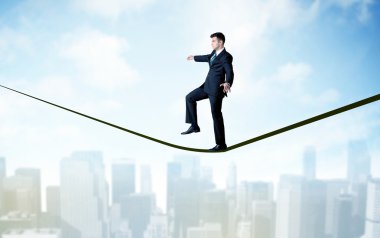 Şehrin yukarısındaki ip üzerinde yürüyen satıcısı