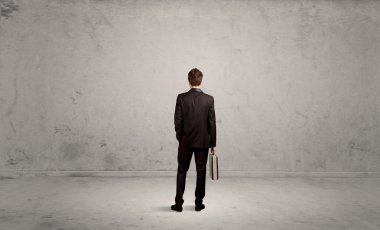 İş adamı boş kentsel alanda kayboldu