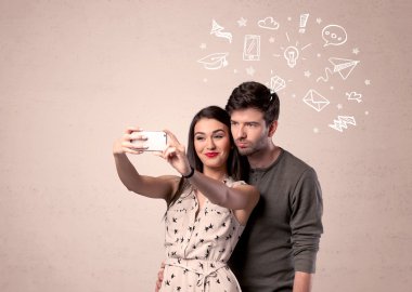 Düşünceleriyle selfie çeken çift.
