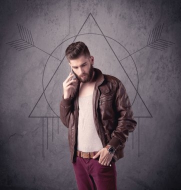 Sıradan komik erkek cep telefonu kullanıyor.