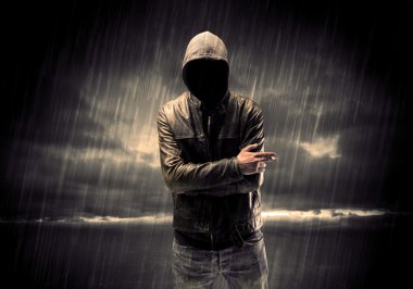 Geceleri kapüşonlu isimsiz terörist.