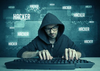 Klavye ve gözlüklü bir bilgisayar korsanı.