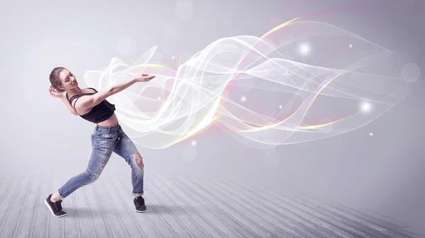 Breakdancer urbain dansant avec des lignes blanches — Photo