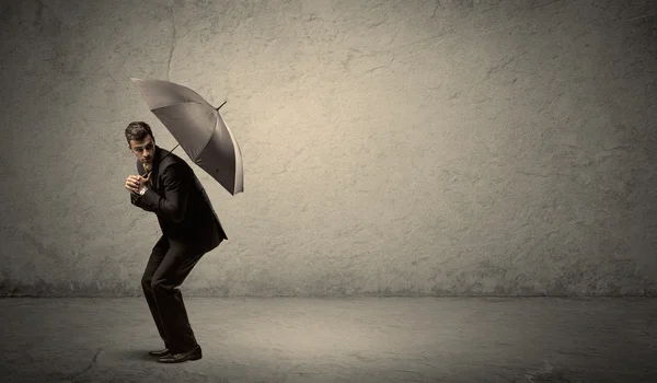 Hombre de negocios guapo sosteniendo paraguas con espacio de copia backgroun —  Fotos de Stock