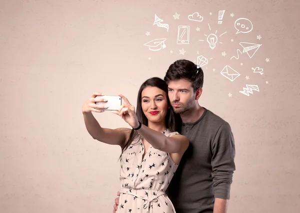 Para robiąca selfie z ilustrowanymi myślami — Zdjęcie stockowe