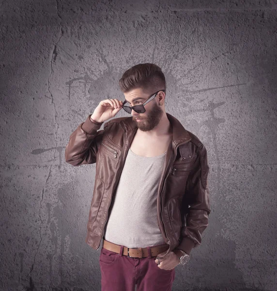 Stilvoller Mann mit Bart und Sonnenbrille — Stockfoto