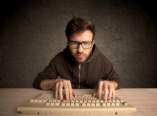 Computer geek typen op toetsenbord — Stockfoto