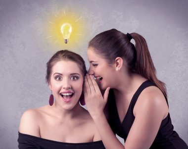 Kız onu kız arkadaşına gizli şeyler söylüyorum