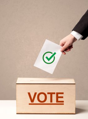 Erkek el oy oy sandığı koyarak kapatın