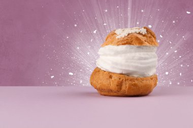 Coloful arka plan ile köpüklü zevkli ev yapımı kek