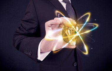 renkli bir ampul tutan işadamı