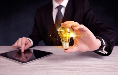 bir ampul tutarak ofis çalışanı