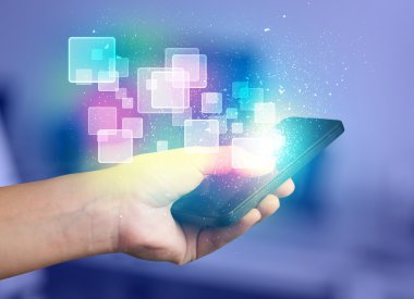 Soyut parlayan kareler ile akıllı telefon tutan el