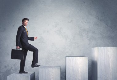 Bir merdiven çıkıyorum