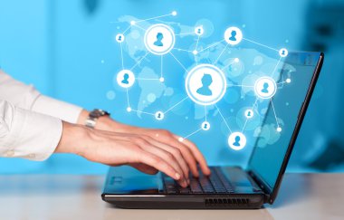 El dizüstü bilgisayar ve Sosyal Medya Icons yakın çekim