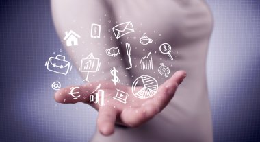 Avuçlarında çizim simgeleri olan bir ofis çalışanı