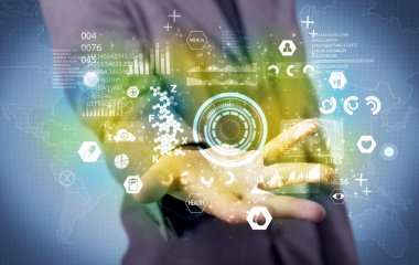 Tıbbi verileri analiz eden iş adamı