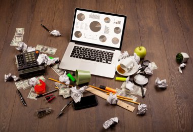 Ofis aksesuarlarıyla birlikte dizüstü bilgisayardaki grafik simgeleri 