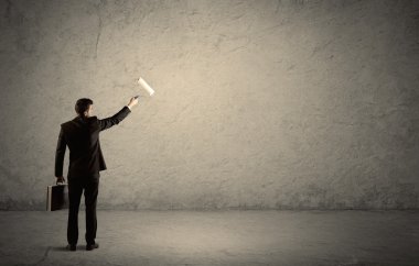 Boş duvarda duran tekerlekli patenci.