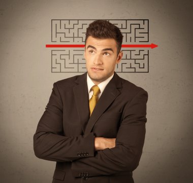 Yakışıklı iş adamı çözme labirent