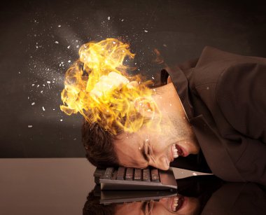 Stresli iş adamının kafası yanıyor.