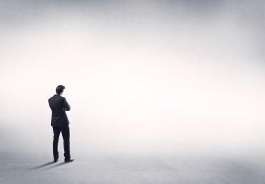 Boş beyaz arkaplanı olan satıcı