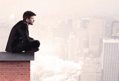 Şehirde çatıda oturan ofis çalışanı