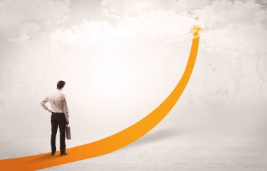 Turuncu ok üzerinde duran iş kişi