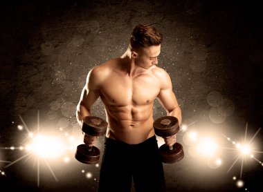 Güçlü seksi erkek vücut çalışıyor.