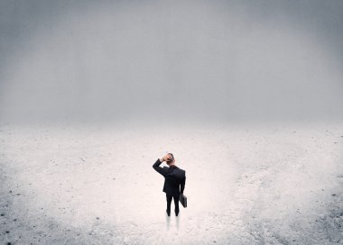 Kentsel boş alanda duran iş adamı