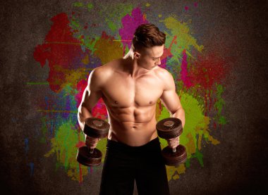 Renkli duvarı ve kilosu olan güçlü bir adam.