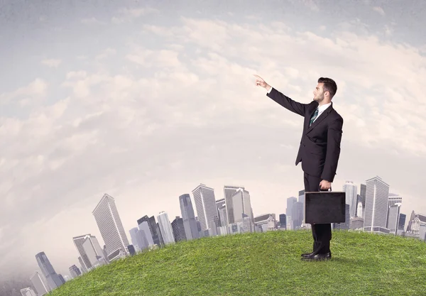 Man staan voor de stad landschap — Stockfoto