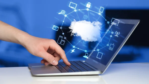 Hand arbetar med en Cloud Computing — Stockfoto