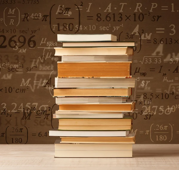 Bücher über Vintage-Hintergrund mit mathematischen Formeln — Stockfoto