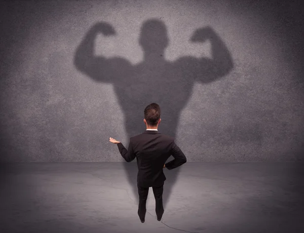 Hombre de negocios exitoso con sombra fuerte — Foto de Stock