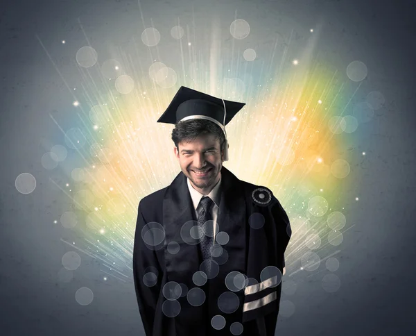 Ευτυχισμένος απόφοιτος με πολύχρωμα φώτα bokeg στο παρασκήνιο — Φωτογραφία Αρχείου