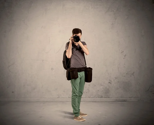Хобі-фотограф тримає камеру — стокове фото