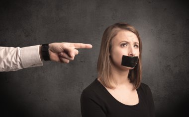 Kadına gösteren bir el