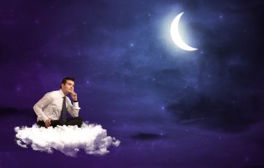 bulut üzerinde oturan adam