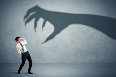 İş kişi büyük canavar pençe gölge kavramı korkuyor