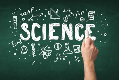 Olgun bilim adamı gemide çizim yapıyor.