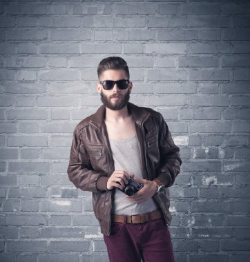 Tuğla şehir duvarının önünde manken.