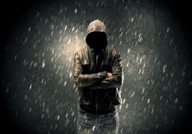 Bilinmeyen şüpheli karanlıkta duruyor.