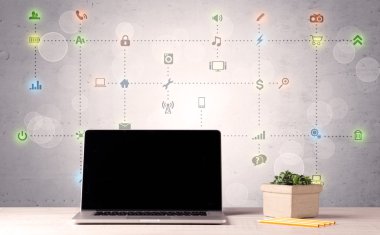 Bilgisayarlar ofis masasında ortam simgeleriyle