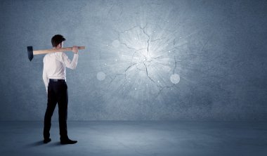 İşadamı çekiçle duvara çarpıyor.