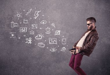 Sakallı, fotoğraf öğrenen zarif bir adam.