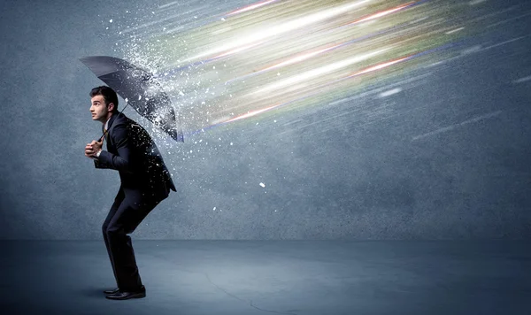 Hombre de negocios defendiendo haces de luz con concepto de paraguas — Foto de Stock