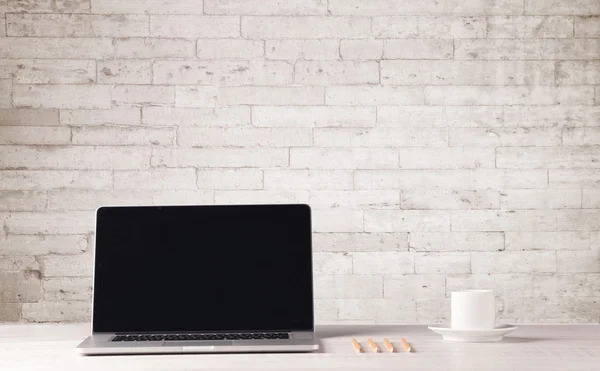 Laptop de negócios com parede de tijolo branco — Fotografia de Stock